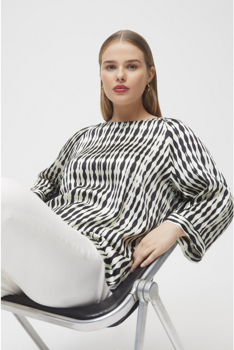 Loose blouse with round neck