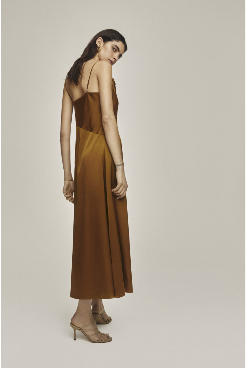 Bronzen zijden jurk