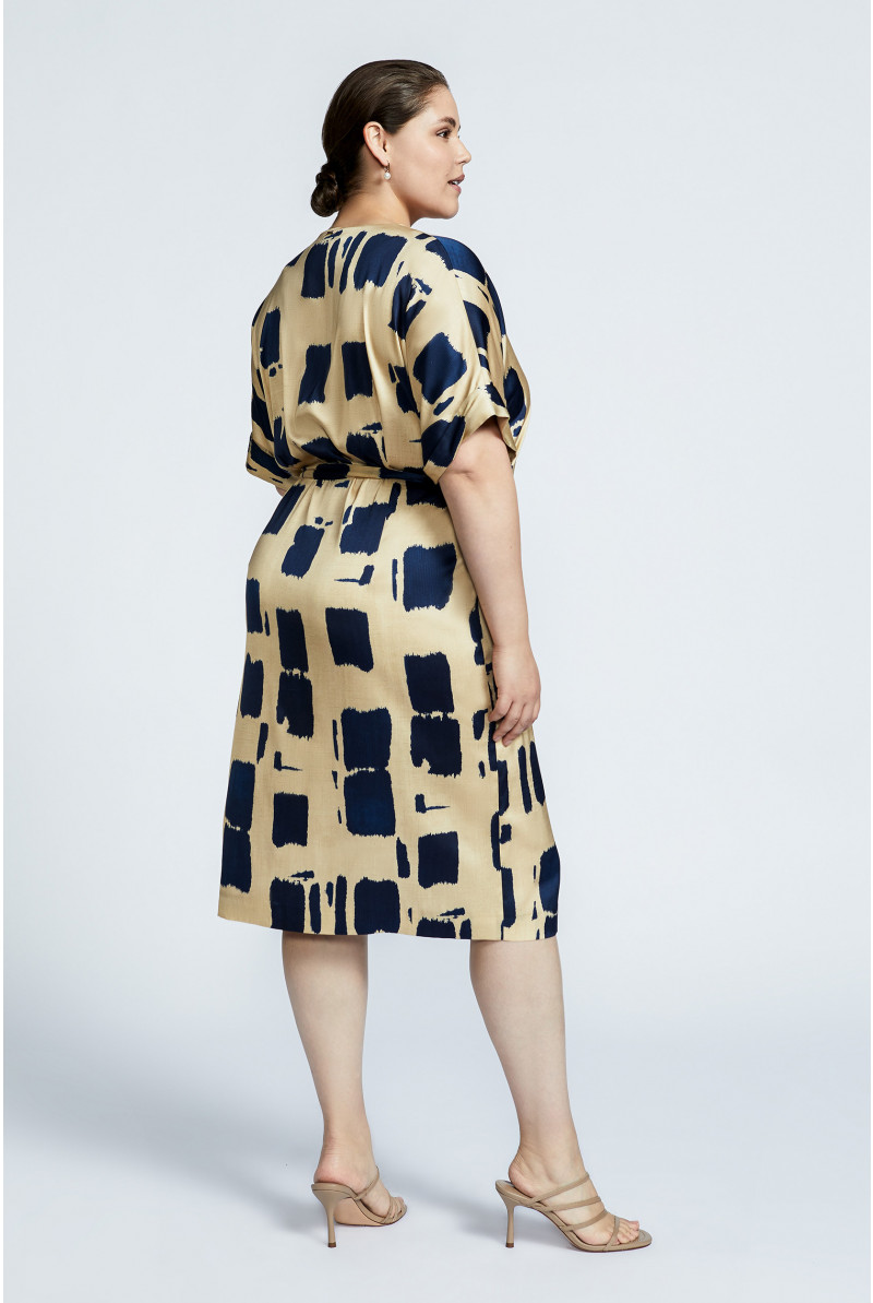 Wide dress with belt