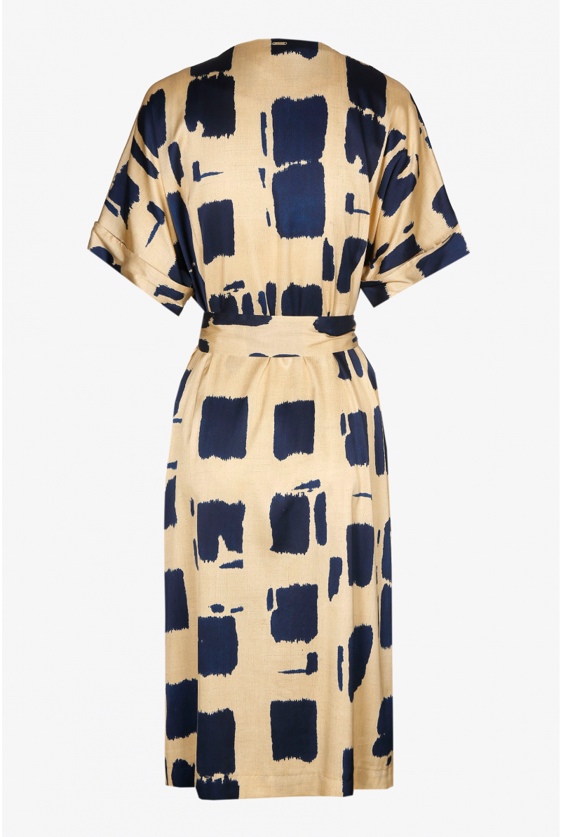 Wide dress with belt