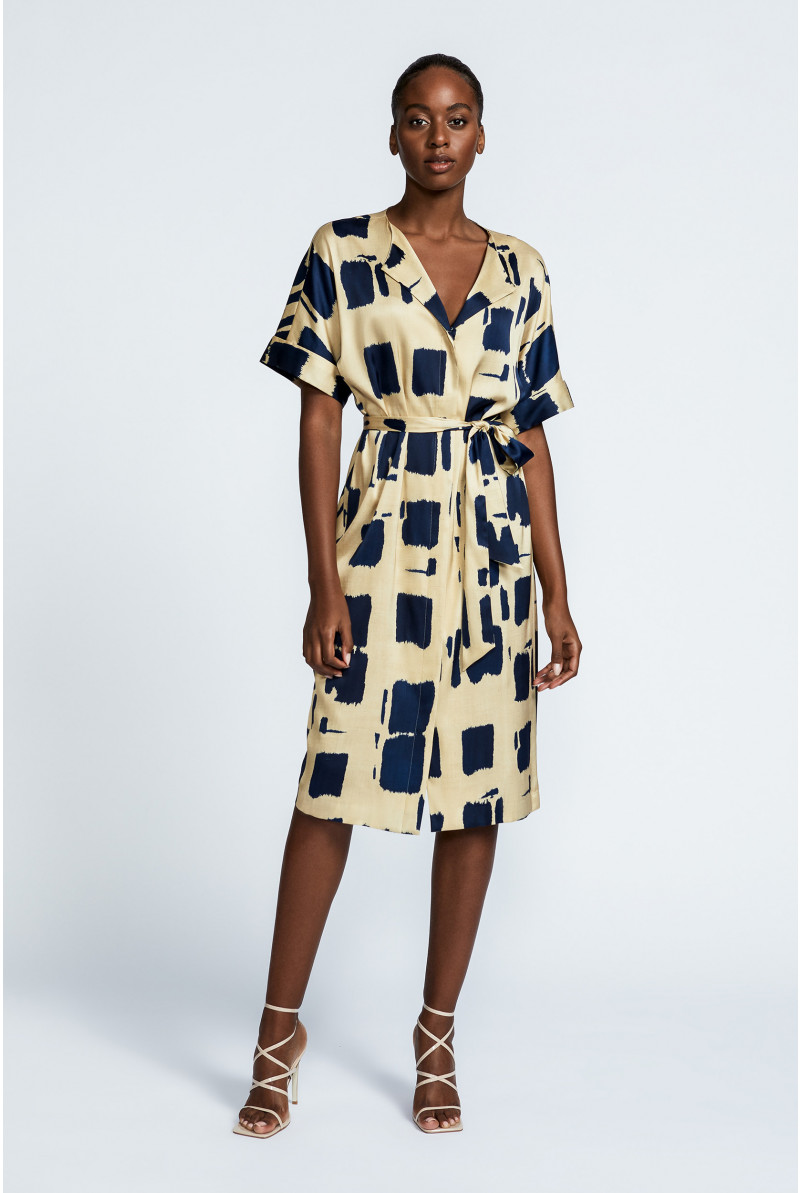 Wide dress with belt