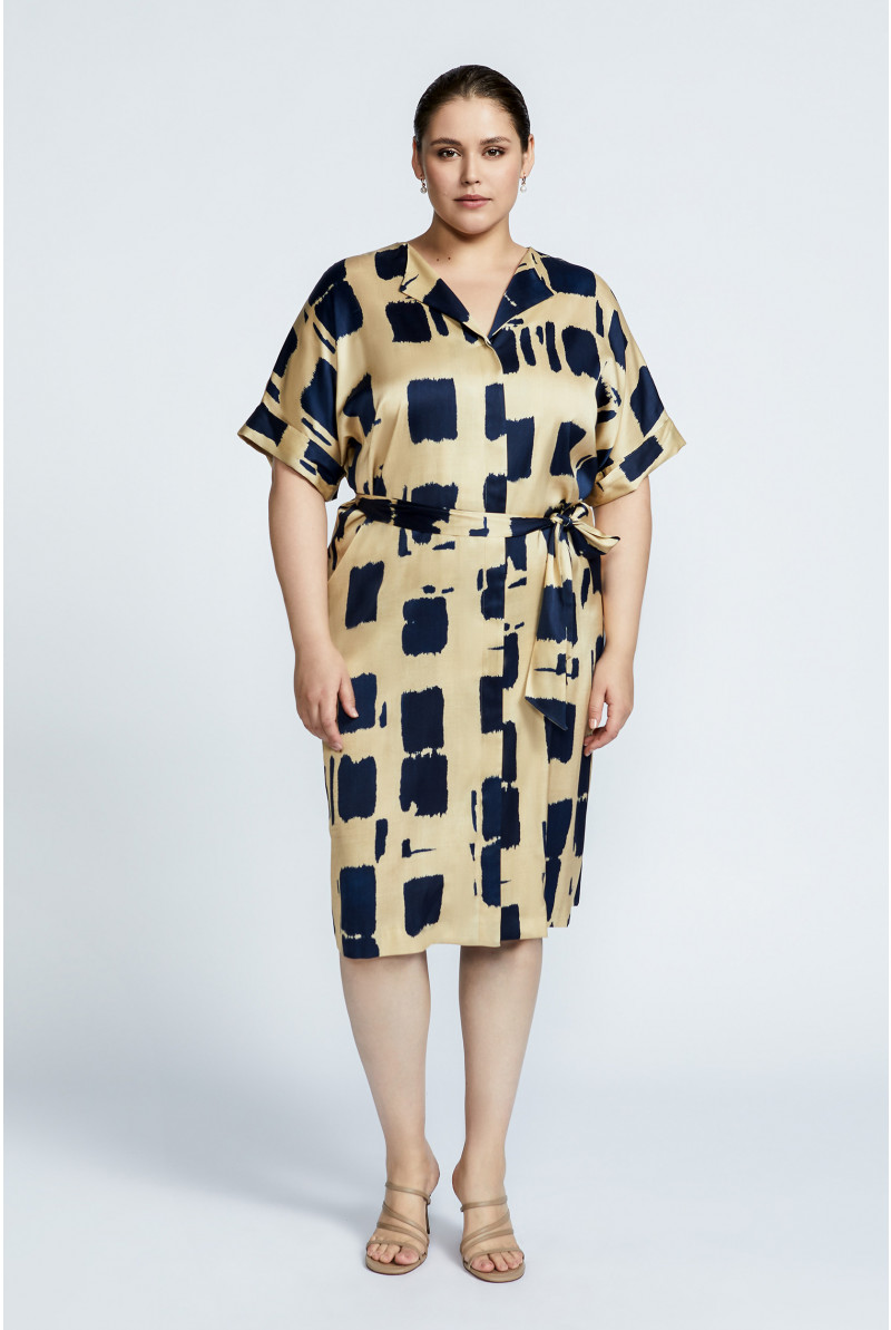 Wide dress with belt