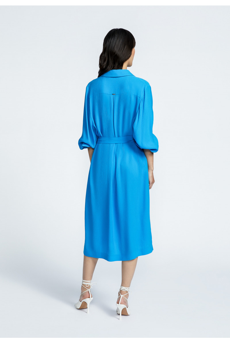 Flowing dress with sash