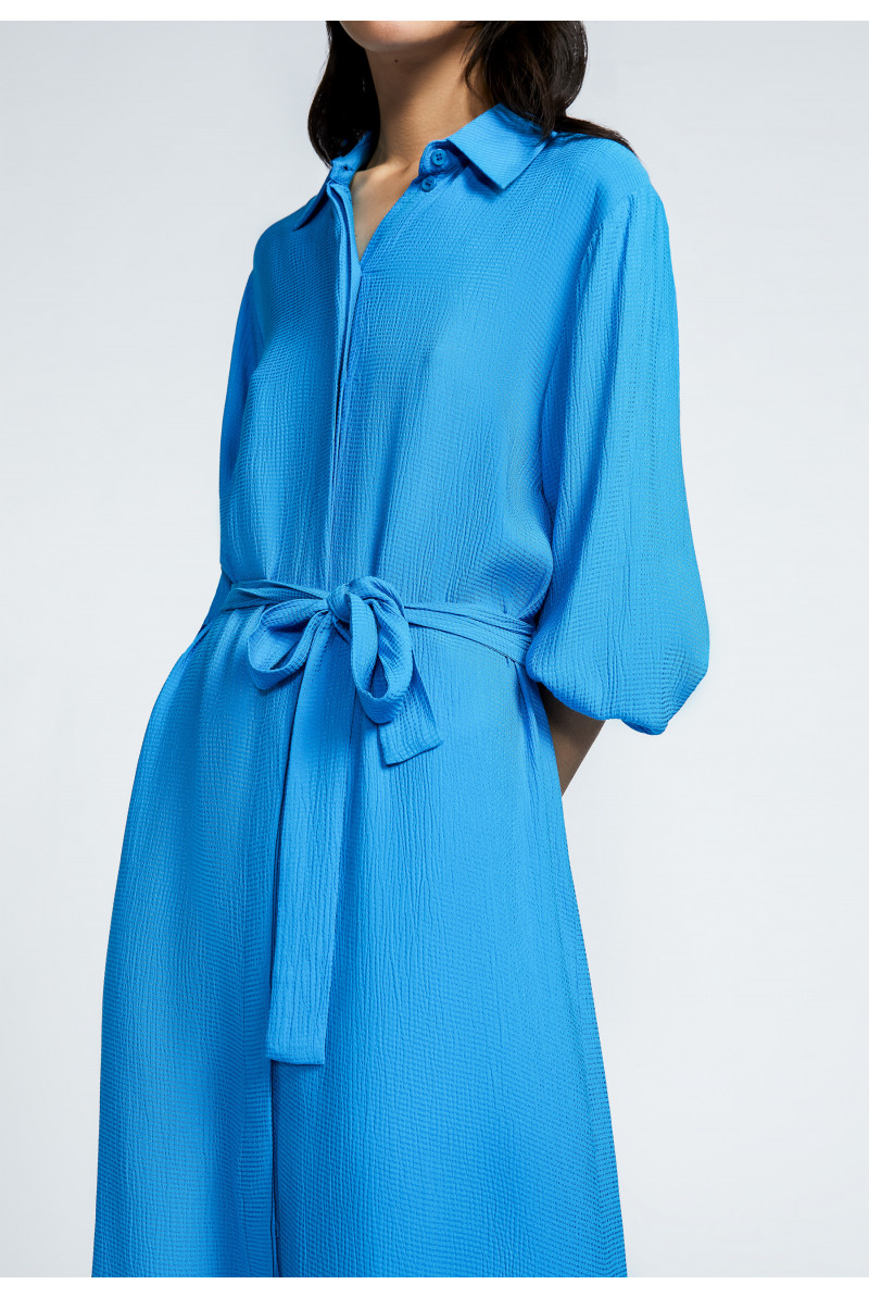 Flowing dress with sash