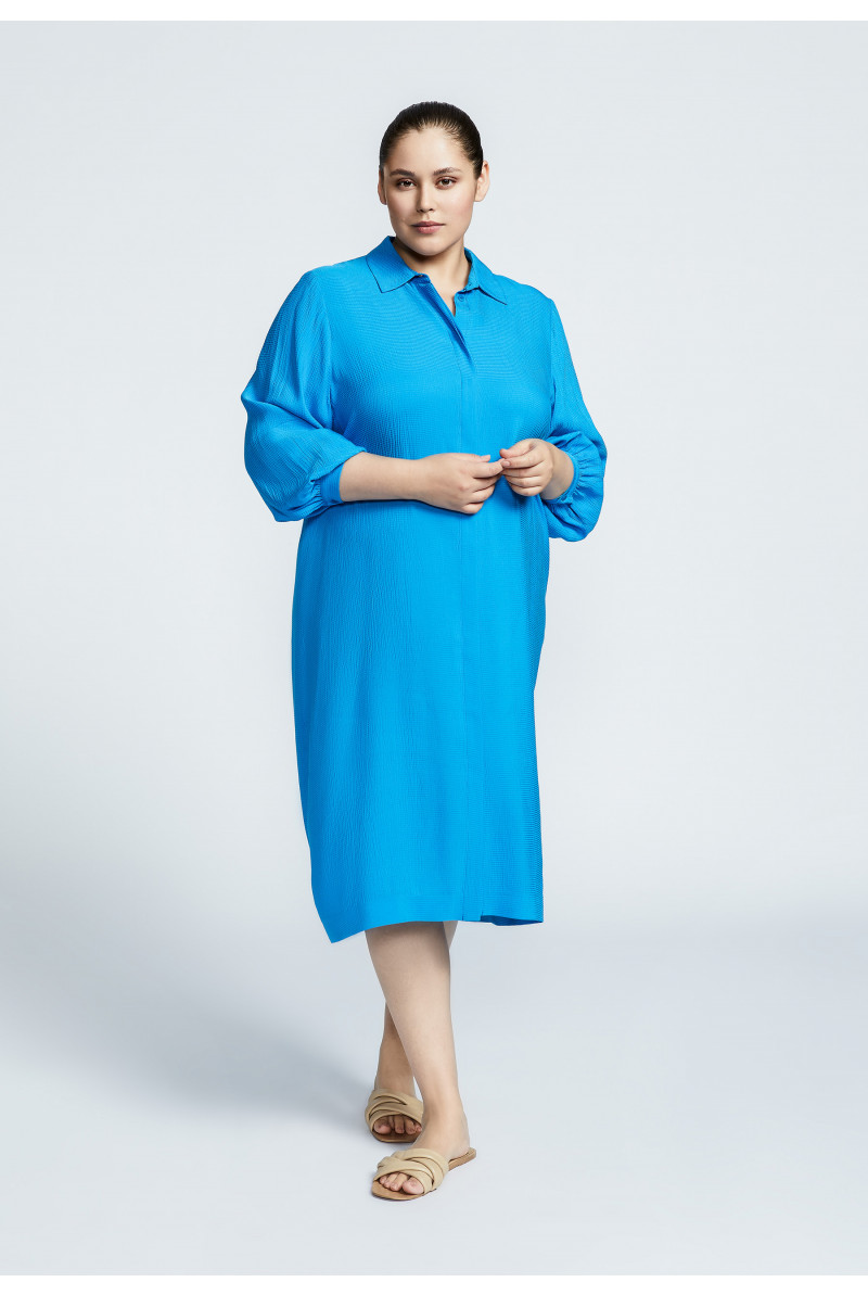 Flowing dress with sash