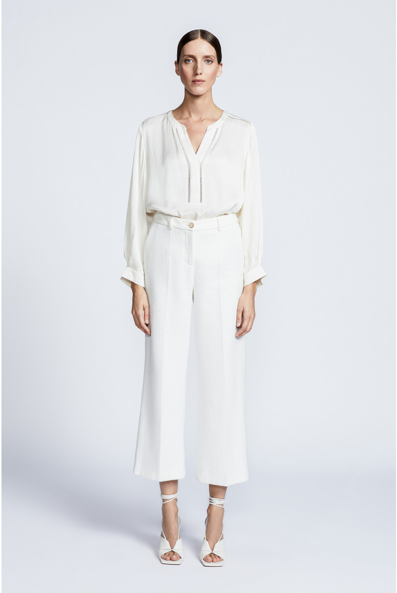 Summery blouse with V-neck