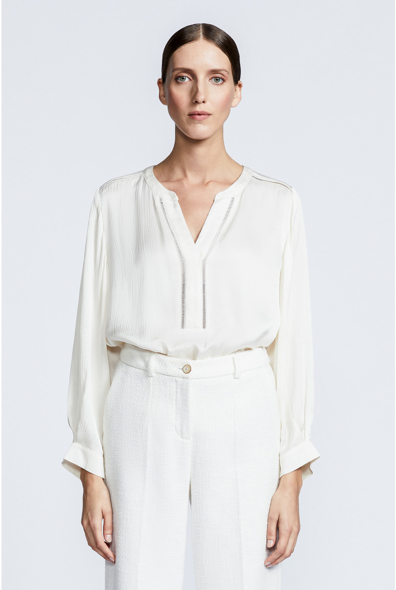 Summery blouse with V-neck