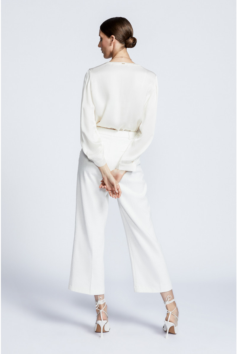 Summery blouse with V-neck
