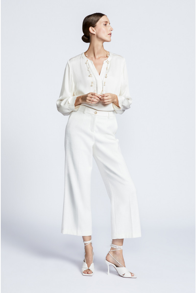 Summery blouse with V-neck