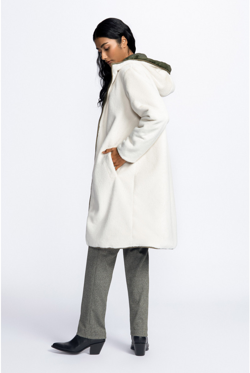 Veste réversible contenant de la fausse fourrure