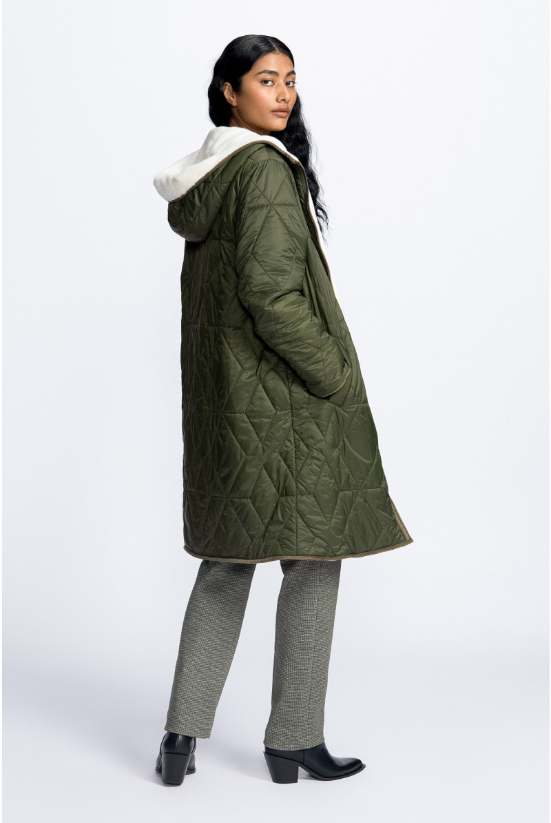 Veste réversible contenant de la fausse fourrure