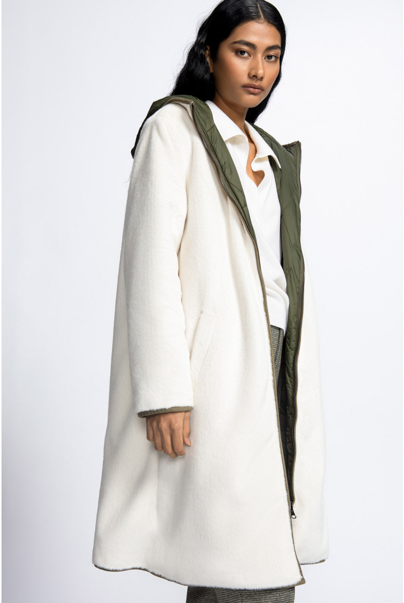 Veste réversible contenant de la fausse fourrure
