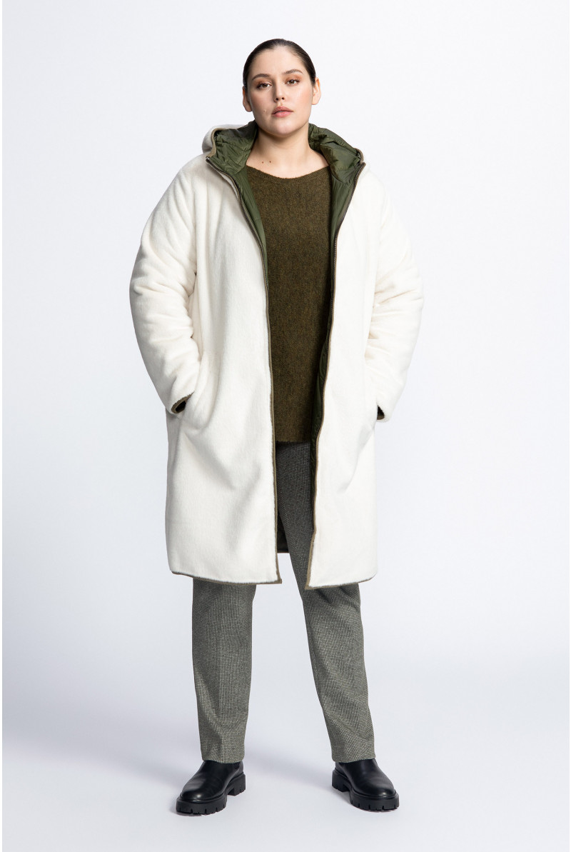 Veste réversible contenant de la fausse fourrure