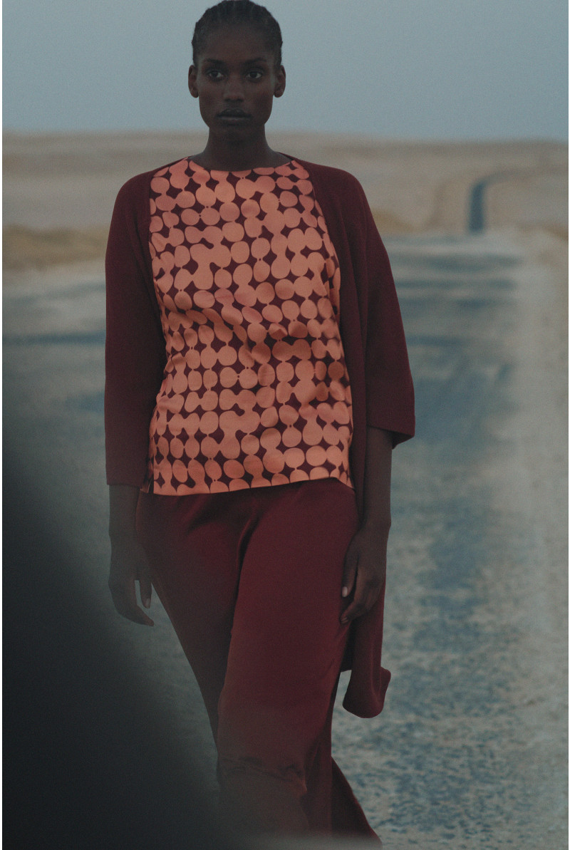 Blouse avec motif à pois conçu en interne