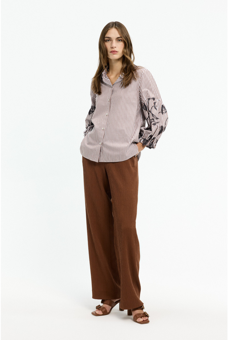 Comfortable trousers in crinkle fabric
