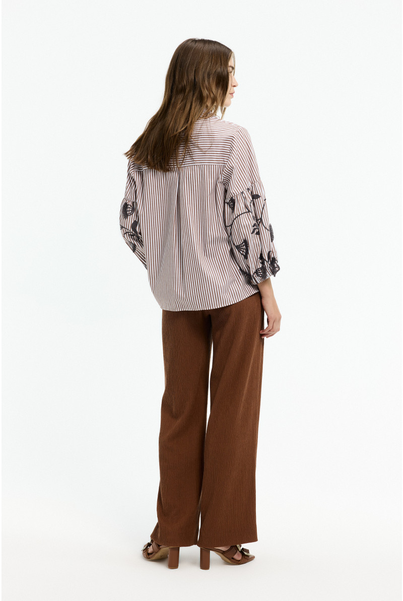 Comfortable trousers in crinkle fabric