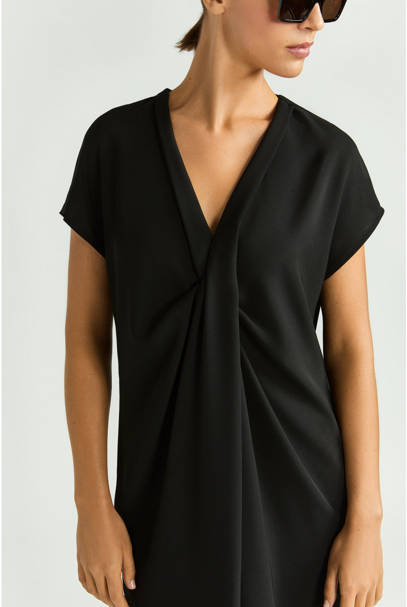 Robe élégante avec détail plissé