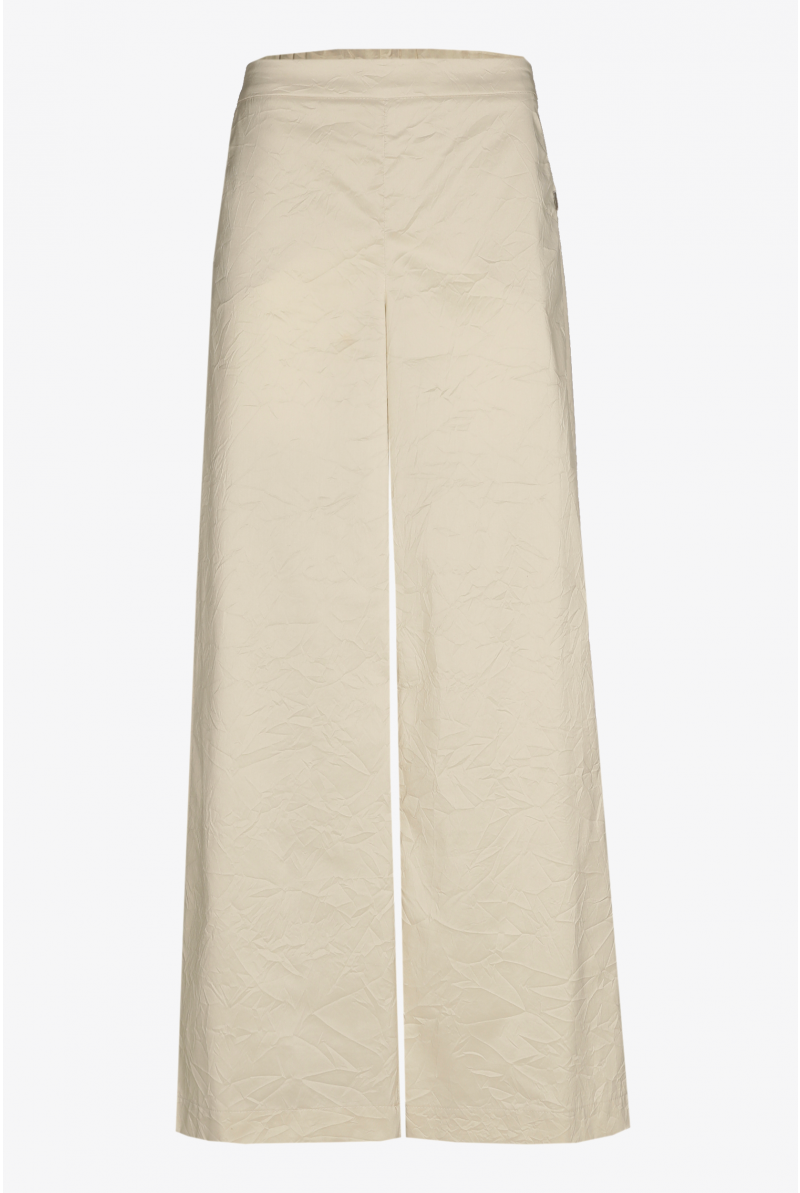 Wrinkled trousers with wide legs
