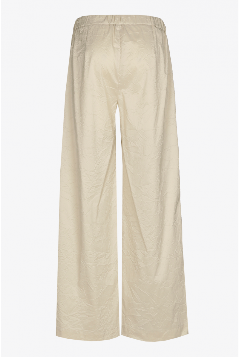 Wrinkled trousers with wide legs
