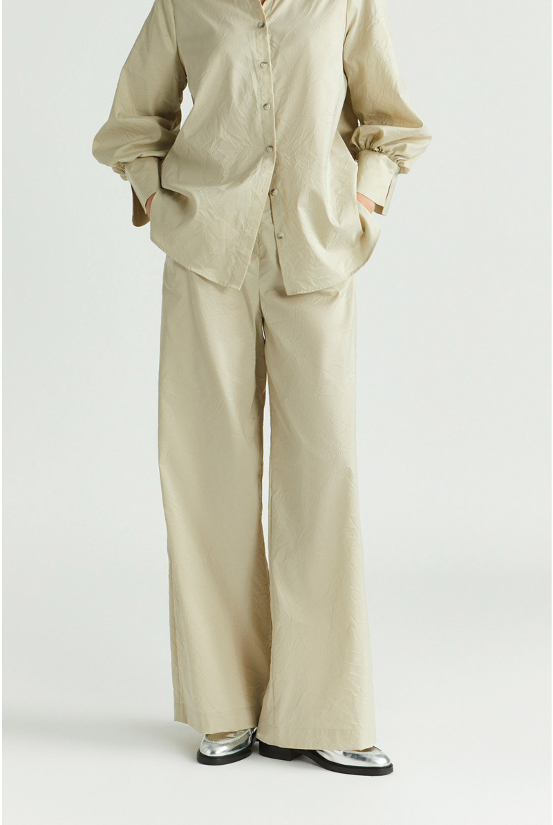 Wrinkled trousers with wide legs