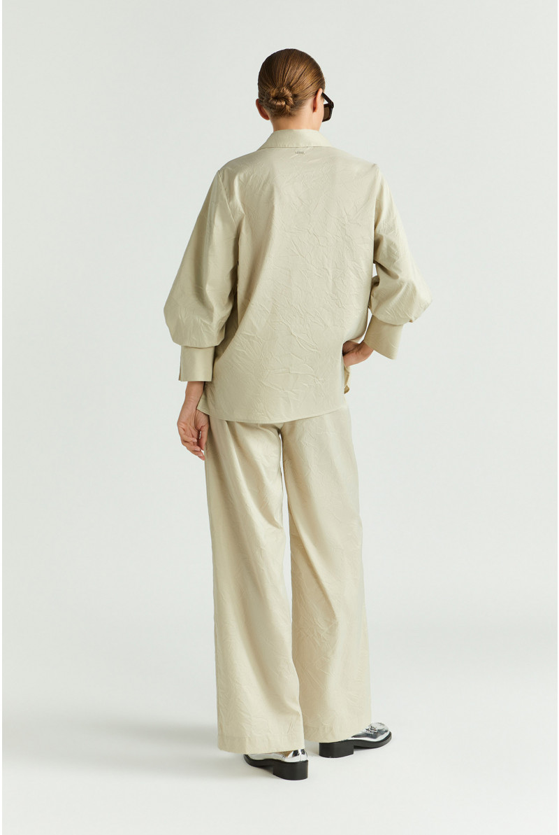 Wrinkled trousers with wide legs