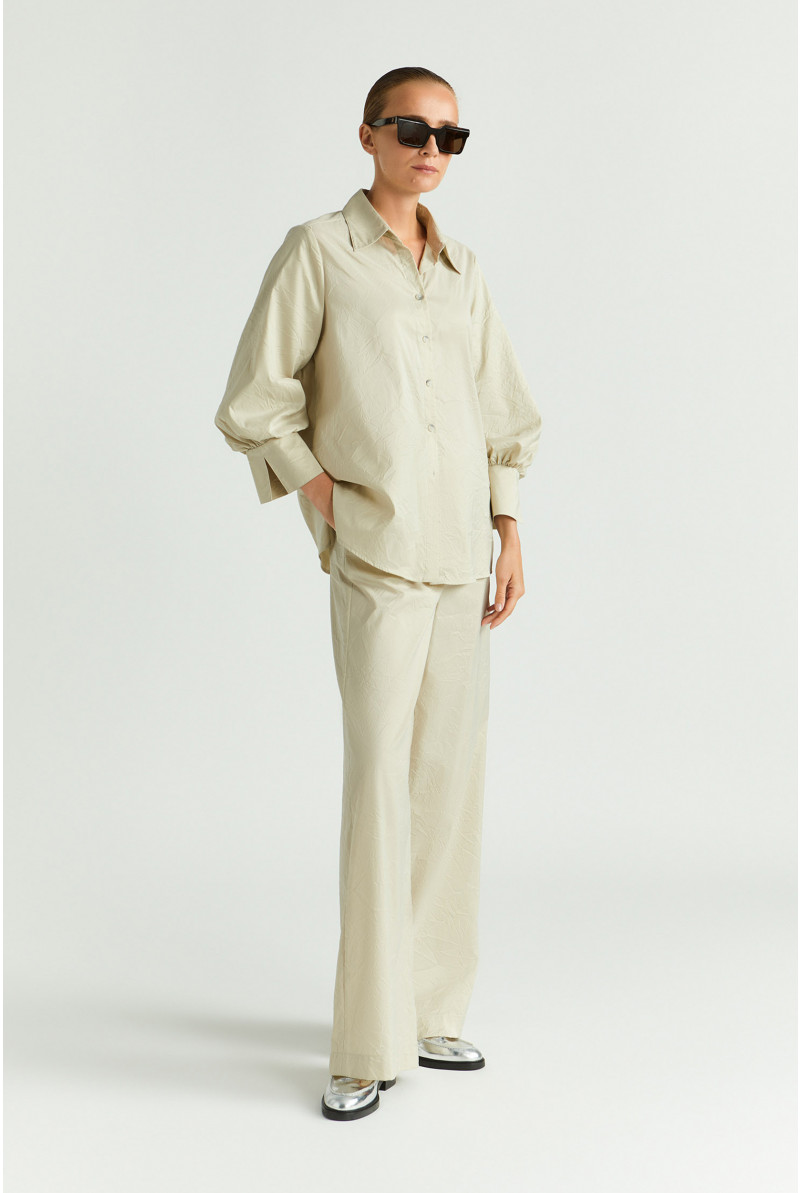 Wrinkled trousers with wide legs