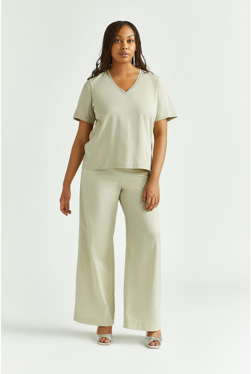 Wrinkled trousers with wide legs
