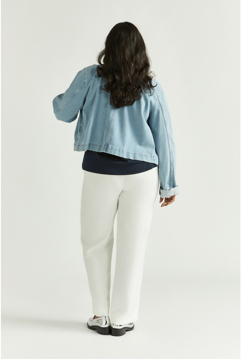 Kurze Jeansjacke mit Knöpfen