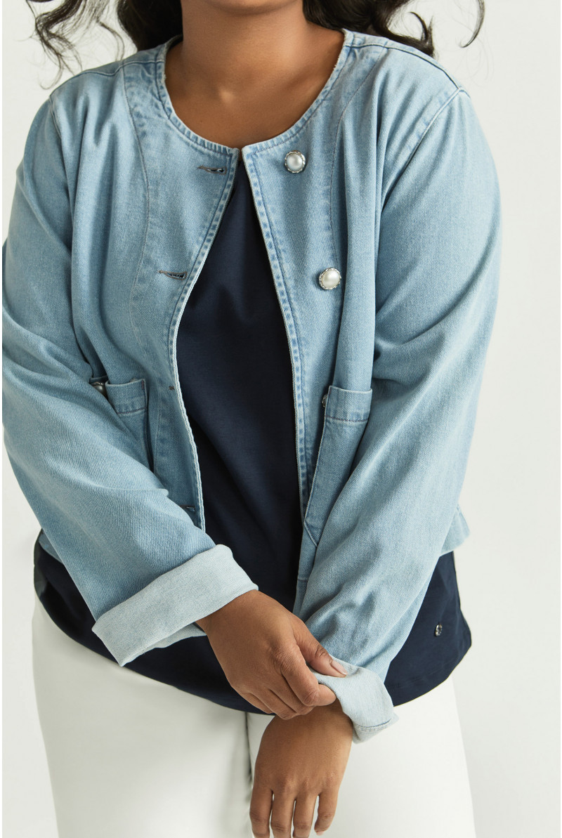 Kurze Jeansjacke mit Knöpfen