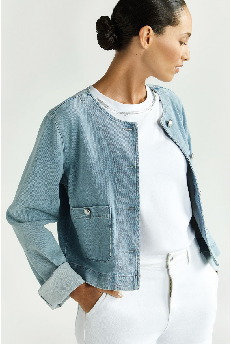Kurze Jeansjacke mit Knöpfen