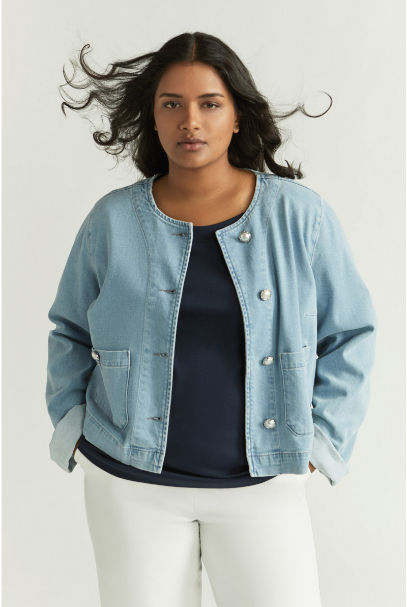 Kurze Jeansjacke mit Knöpfen
