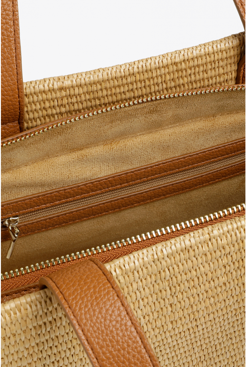 Stylish handbag with raffia