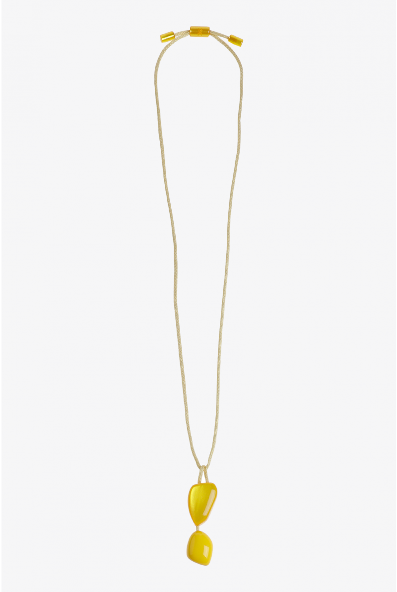 Necklace with eye-catching gemstones