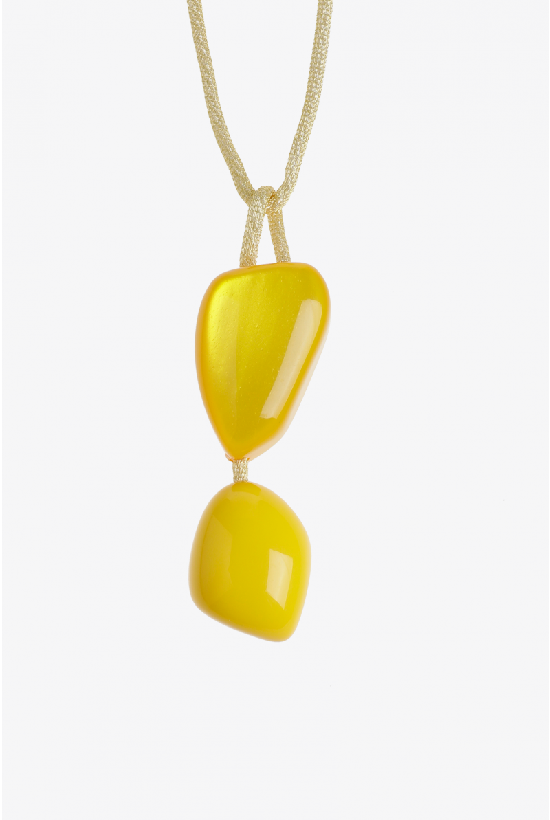 Necklace with eye-catching gemstones