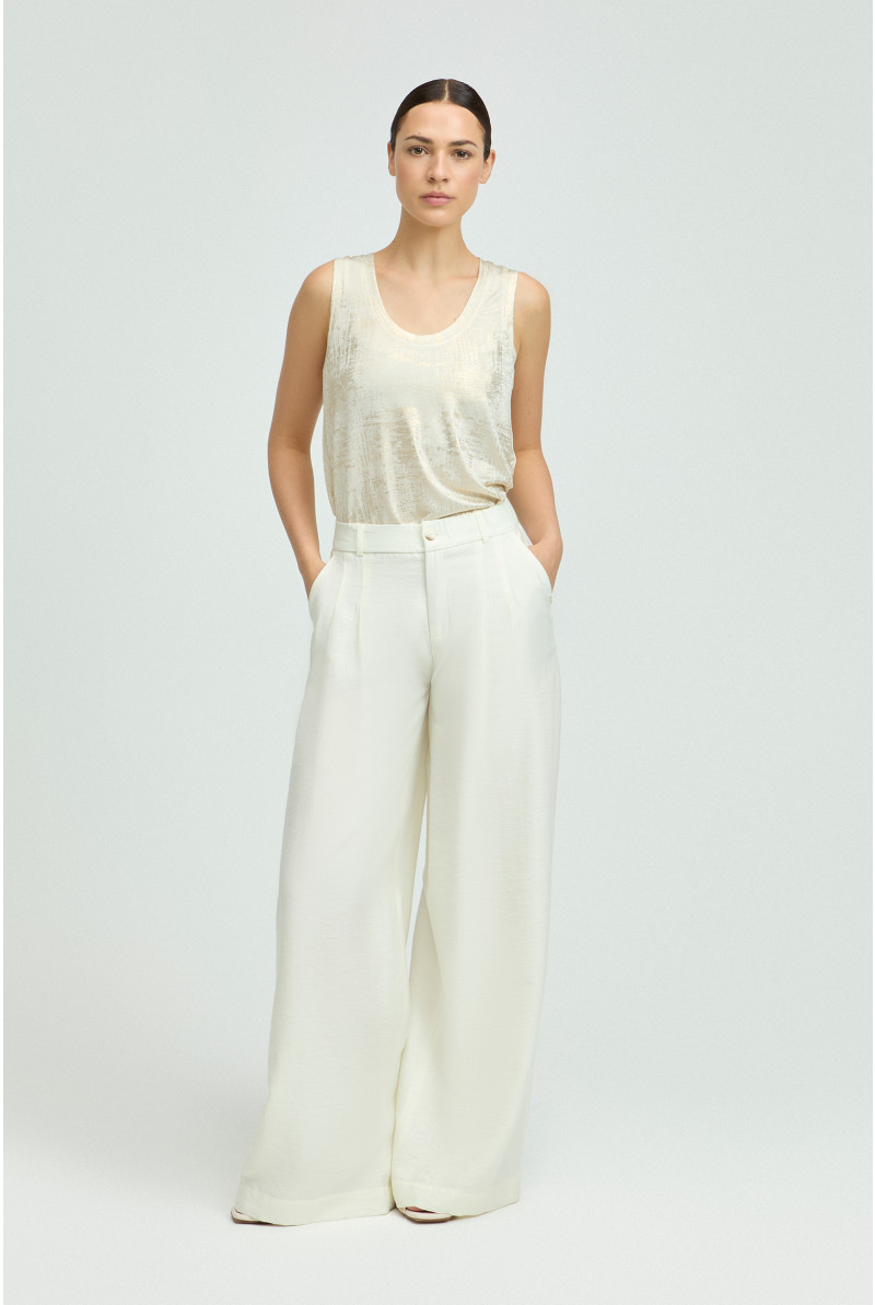 Pantalon à jambes larges arborant un pli marqué