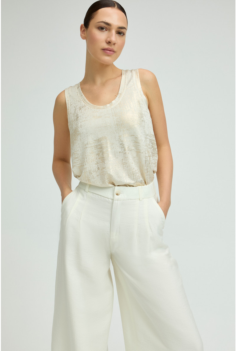 Pantalon à jambes larges arborant un pli marqué