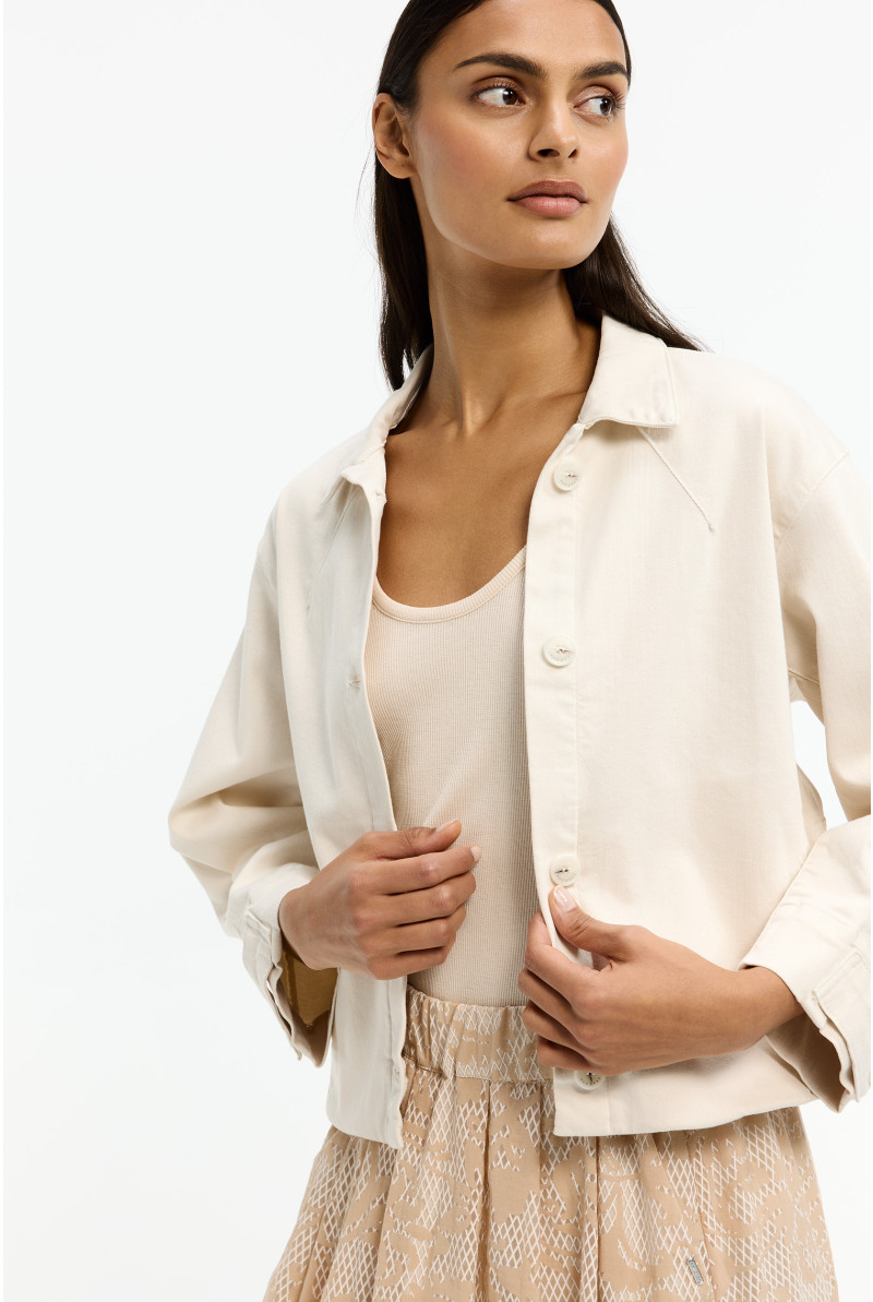 Veste contemporaine avec boutons
