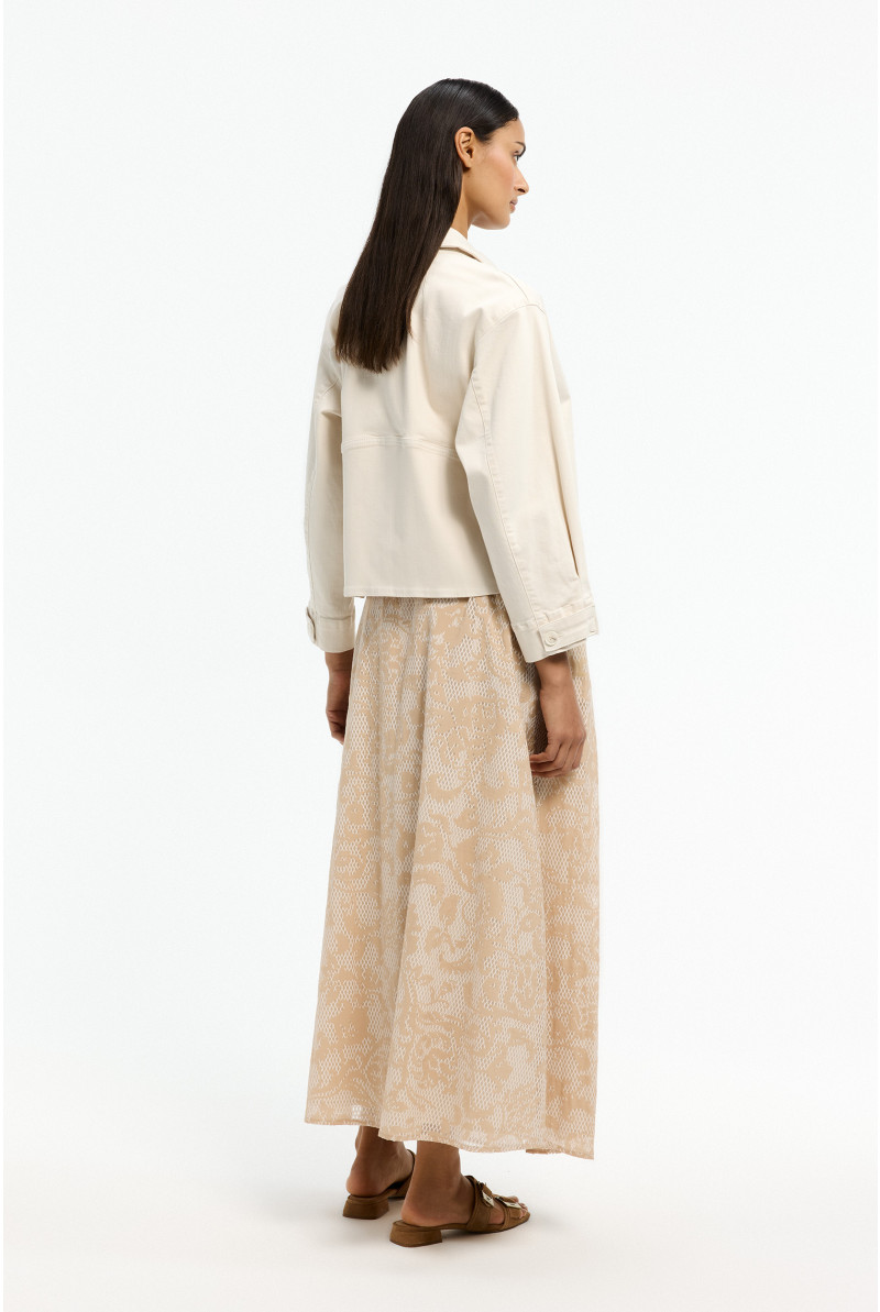 Veste contemporaine avec boutons