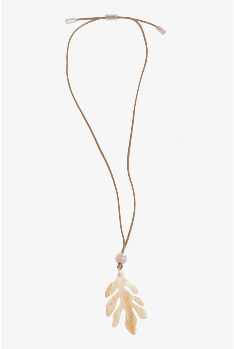 Collier avec pendentif en corail
