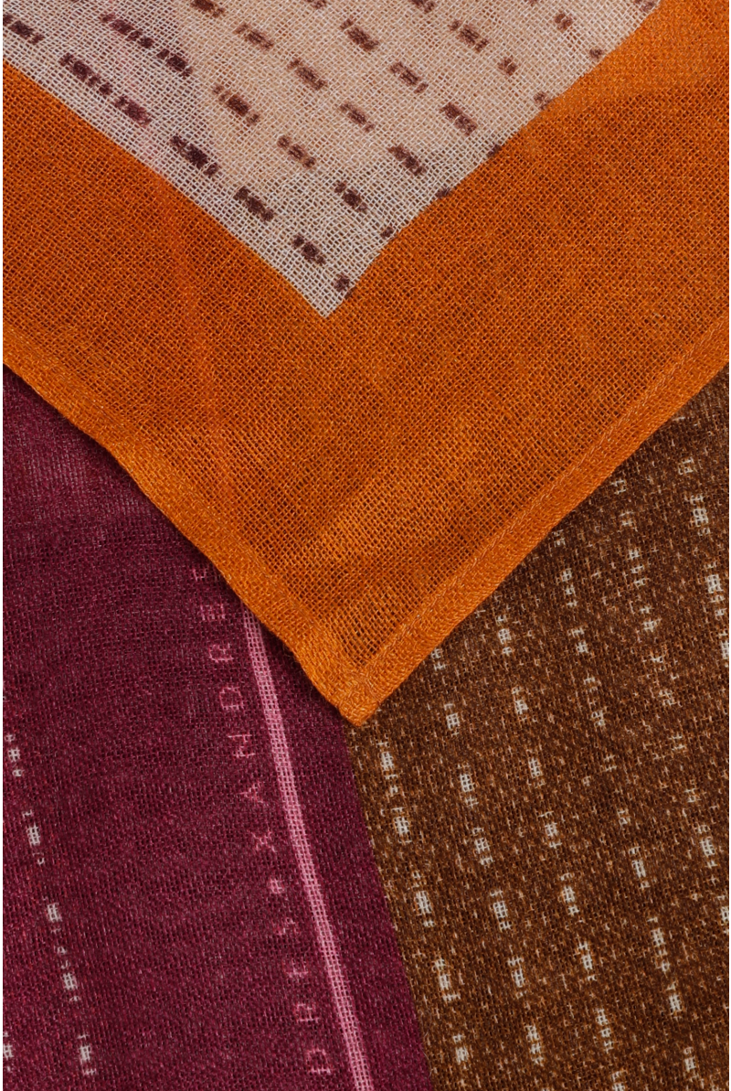 Scarf with a speckled pattern