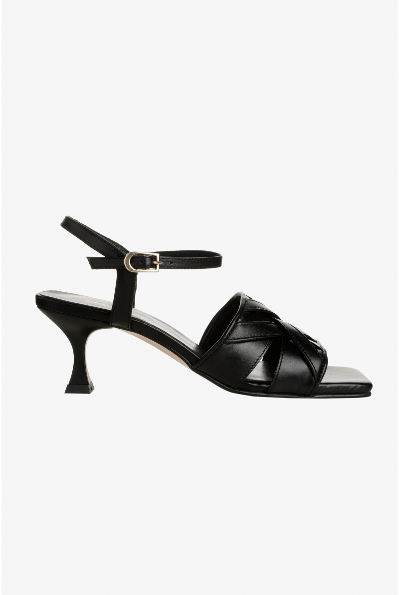 Summer sandals with small heel
