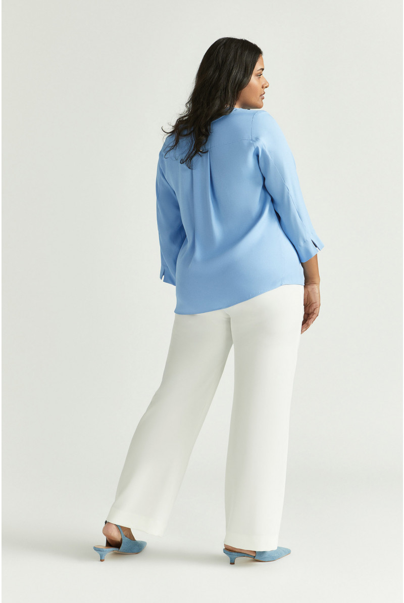 Soepelvallende blouse met V-hals