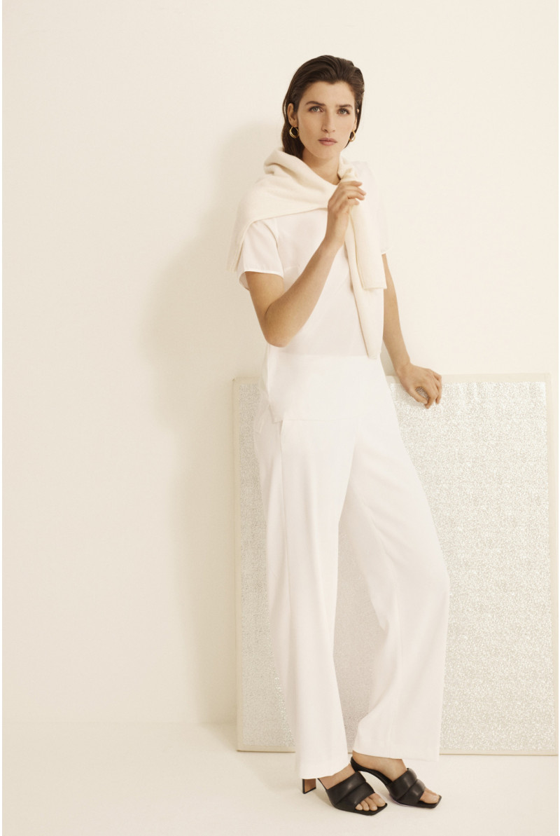 White silk short-sleeved T-shirt