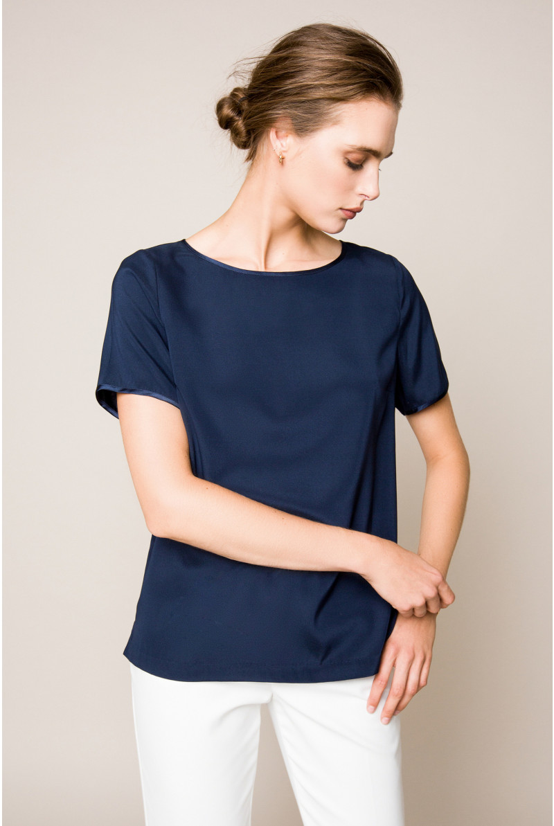 T-shirt en soie bleu marine à manches courtes