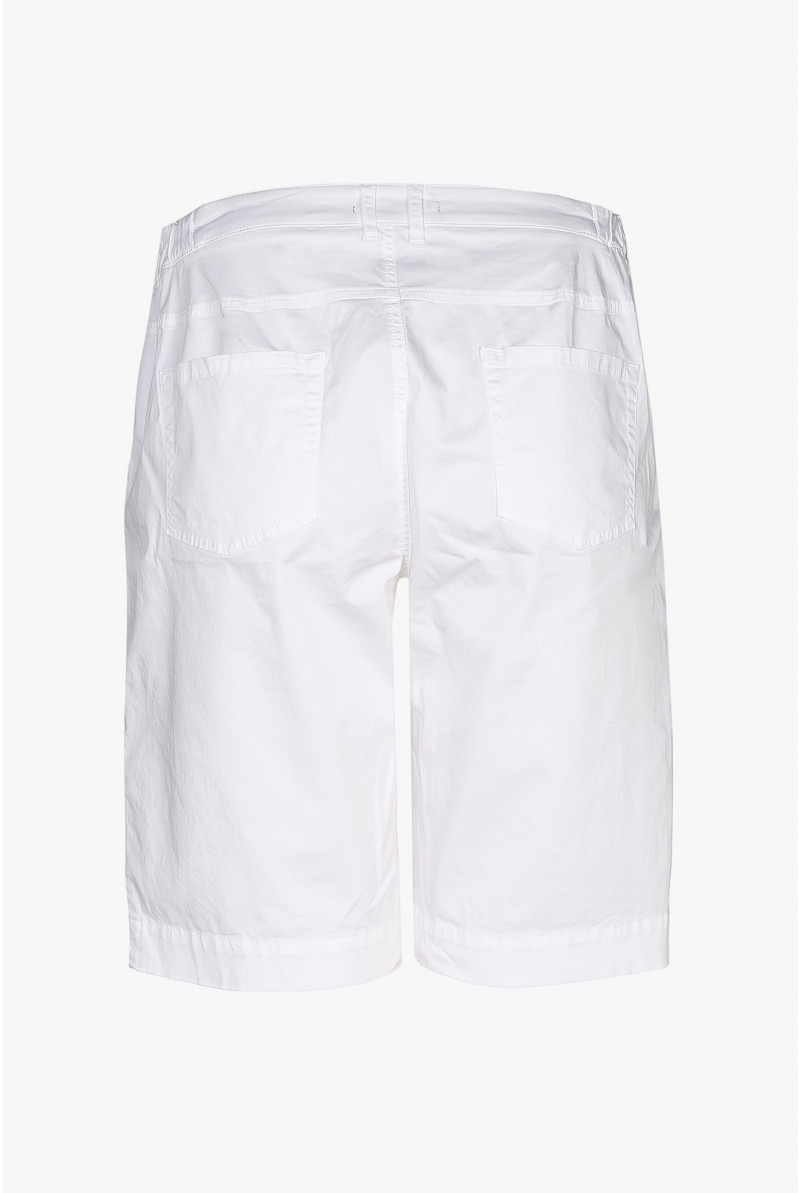 Witte damesshort met aansluitende fit