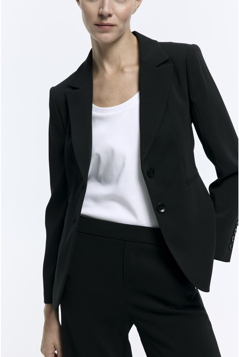 Schwarzer taillierter, knitterfreier Blazer