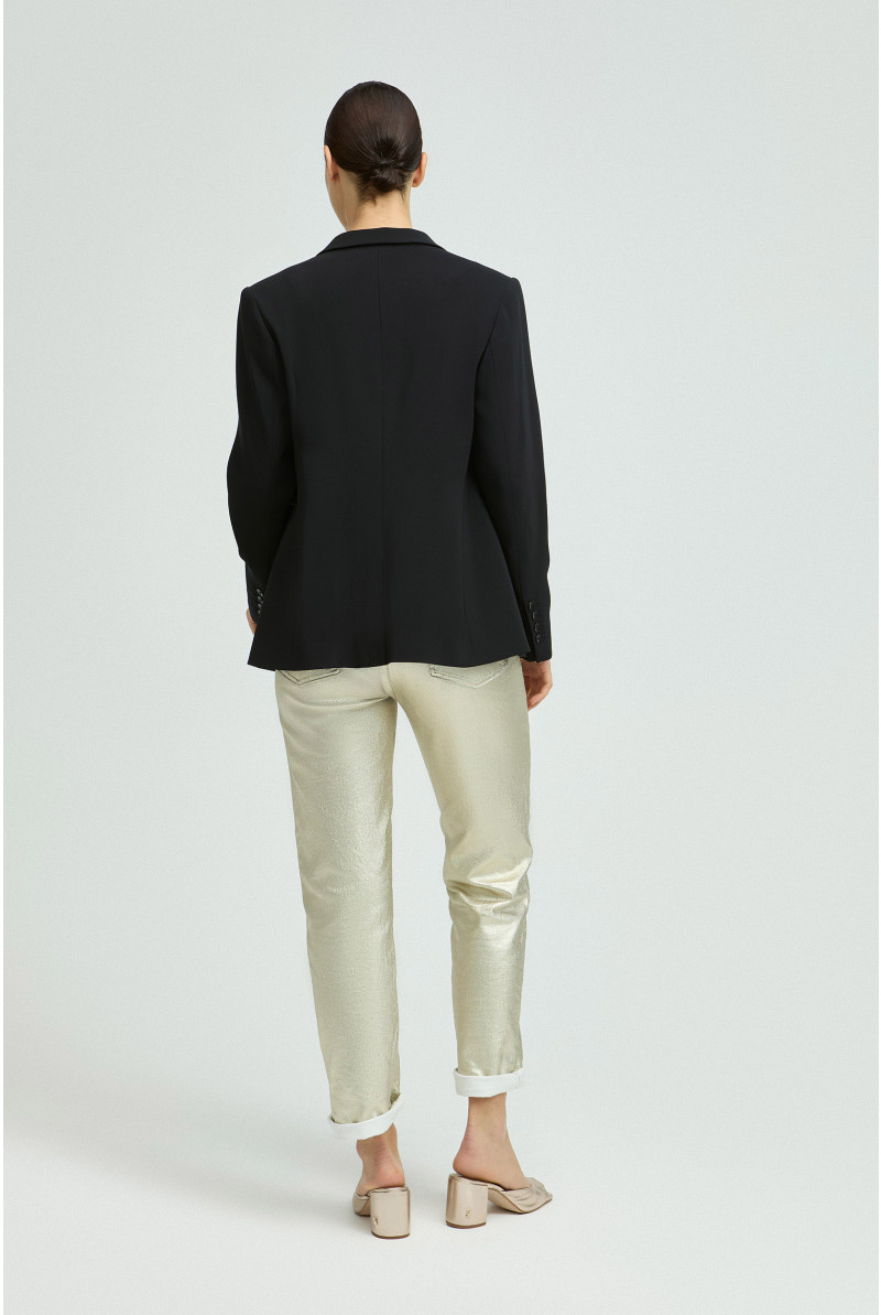 Zwarte getailleerde, kreukvrije blazer
