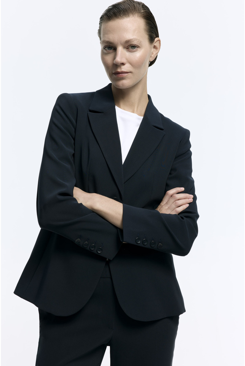 Donkerblauwe getailleerde, kreukvrije blazer