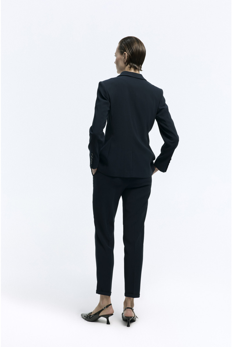 Donkerblauwe getailleerde, kreukvrije blazer