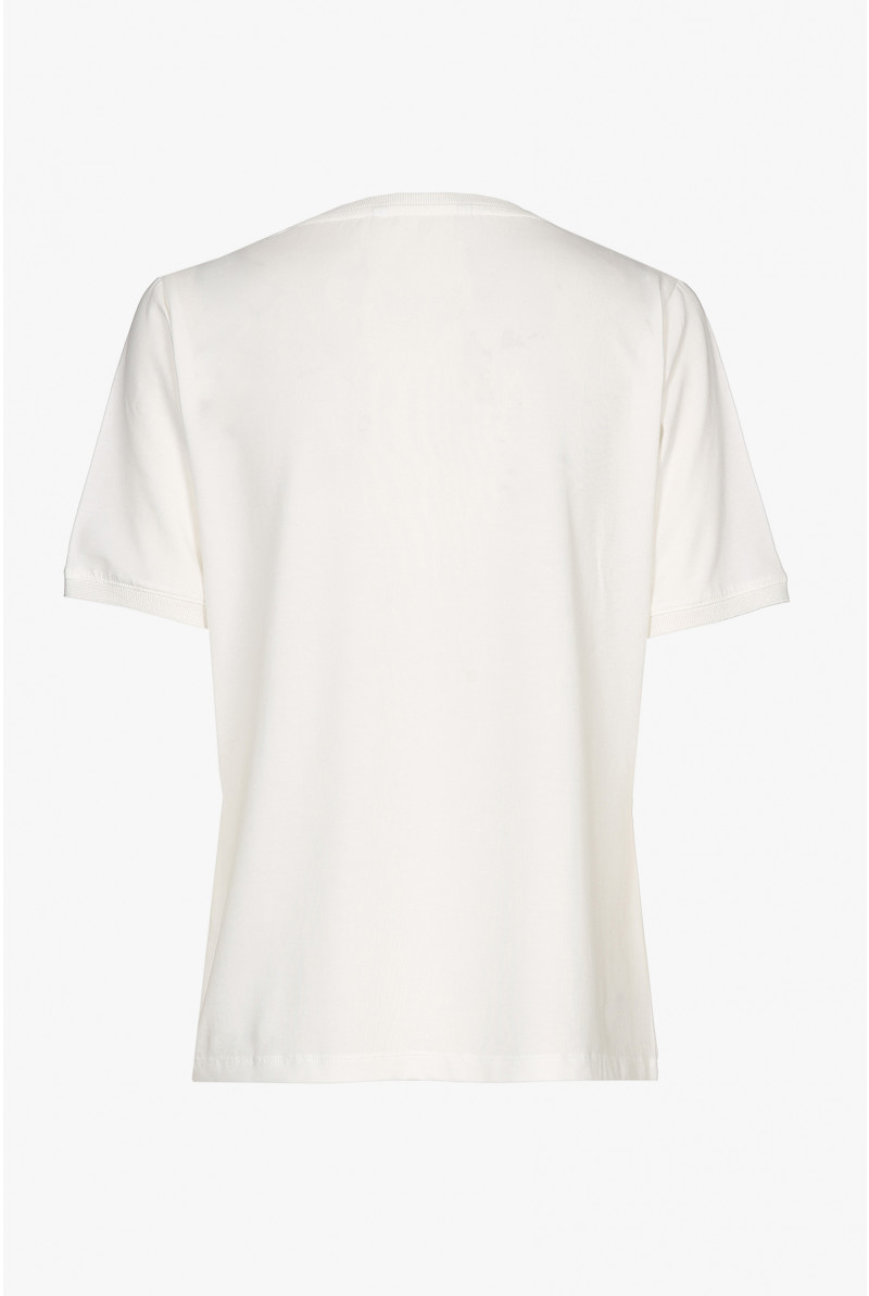 T-shirt blanc cassé à manches courtes et col en V.